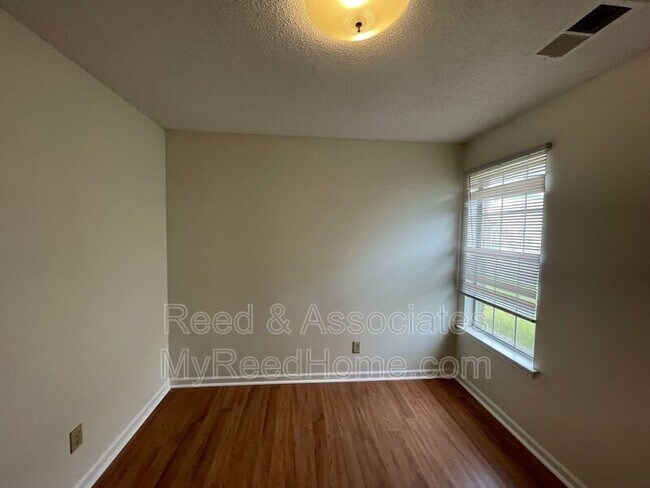 Building Photo - 1490 Estacada Way