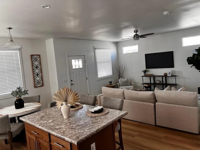 Building Photo - 17 Dart St