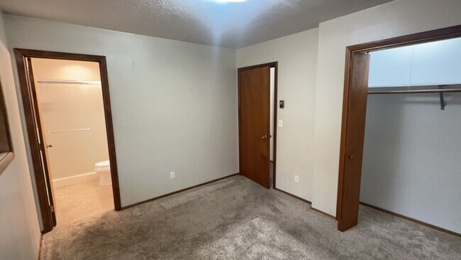 Building Photo - Charming 3BR/2.5BA Home with Fenced Yard in NE Madras