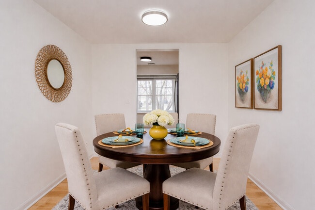 Building Photo - 1217 N Village Dr