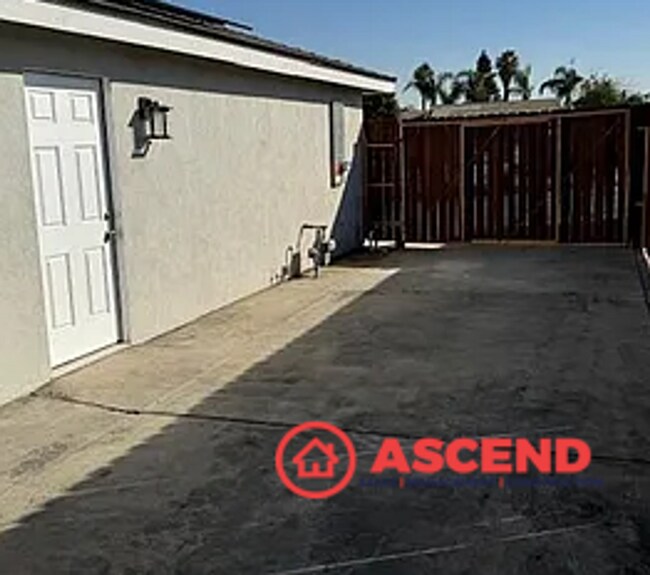 Building Photo - Beautiful 3 Berrom Home Off Manor St.