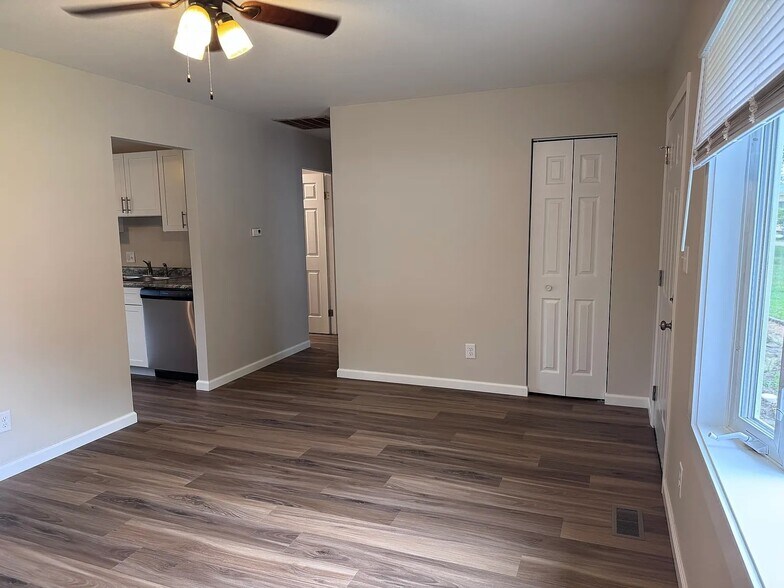 Building Photo - 319 Hickory Dr