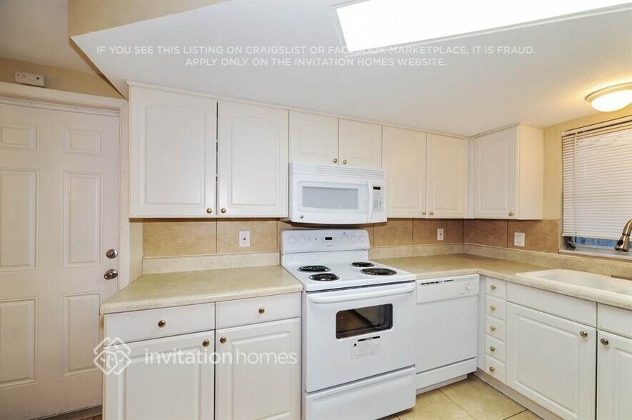 Building Photo - 3041 Holiday Lake Dr