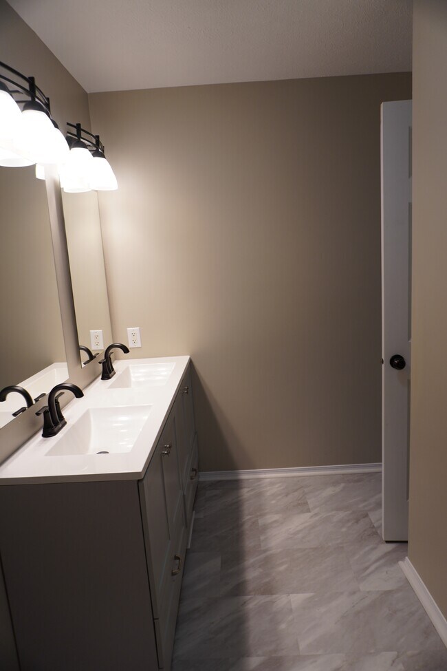 Building Photo - 37 Ems D22A Ln