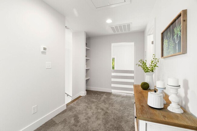 Building Photo - Designer Home near Auburn University's Campus!