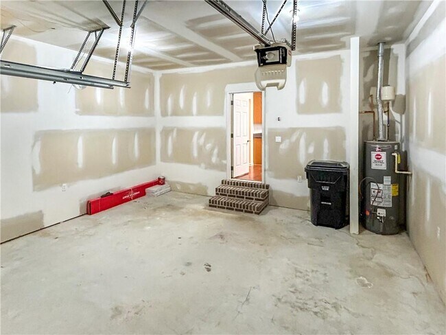 Building Photo - 2027 Oakbluff Way SW