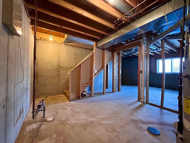 Building Photo - 3 Bedroom Home in Forest Hills Schools!