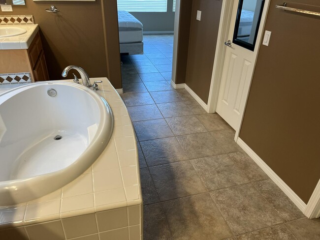 Building Photo - 59 Shoreline Dr