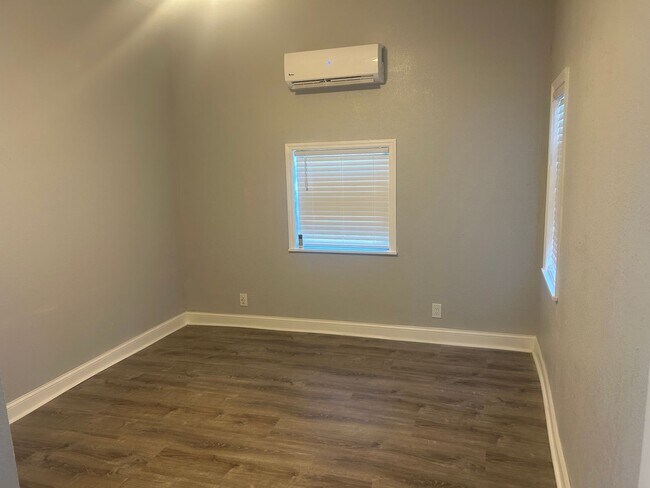 Building Photo - Remodeled North Hyde Park Bungalow