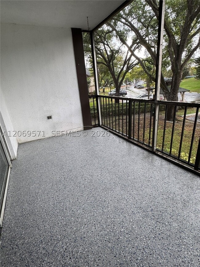 Building Photo - 3720 Inverrary Dr
