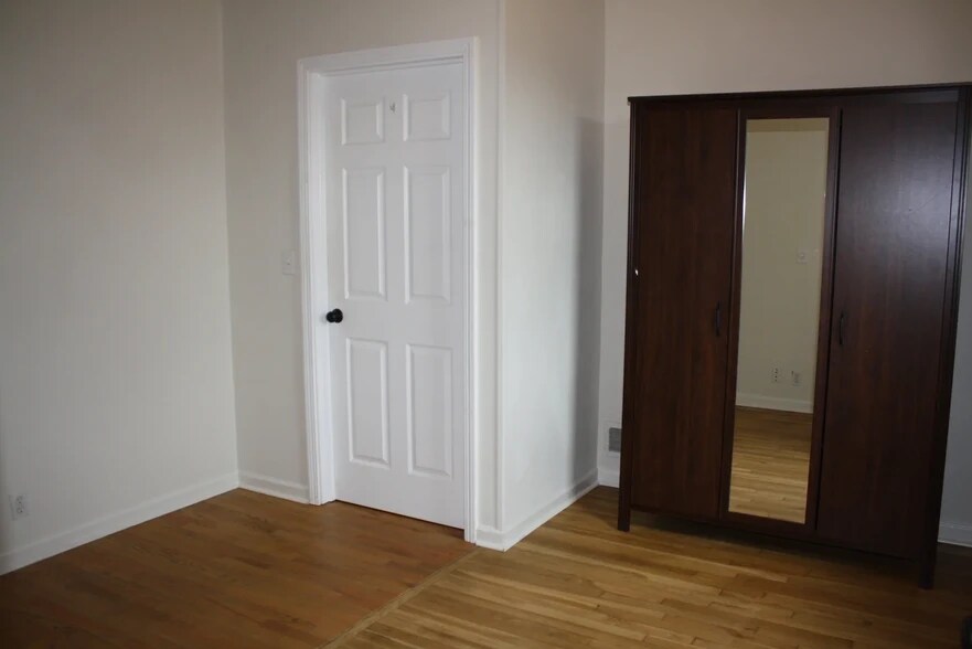 Building Photo - 221 E 10th St