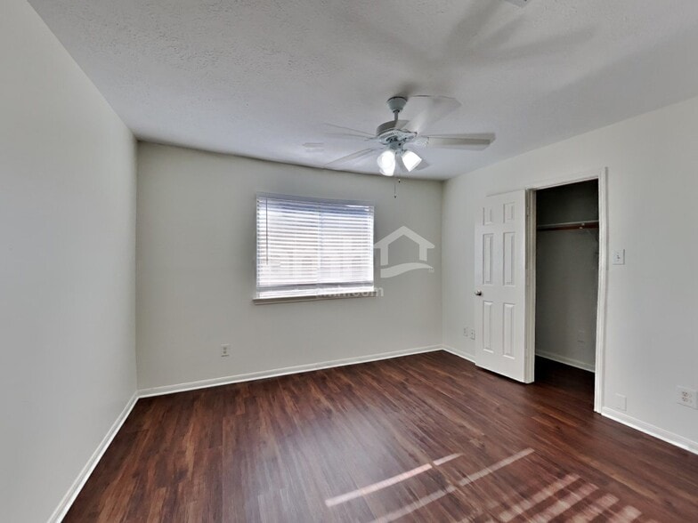 Building Photo - 622 Oak Hill Dr