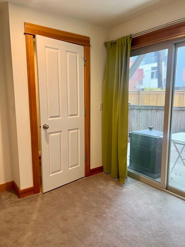 Building Photo - Available 1/0! Cozy townhouse in the Mt Baker neighborhood.