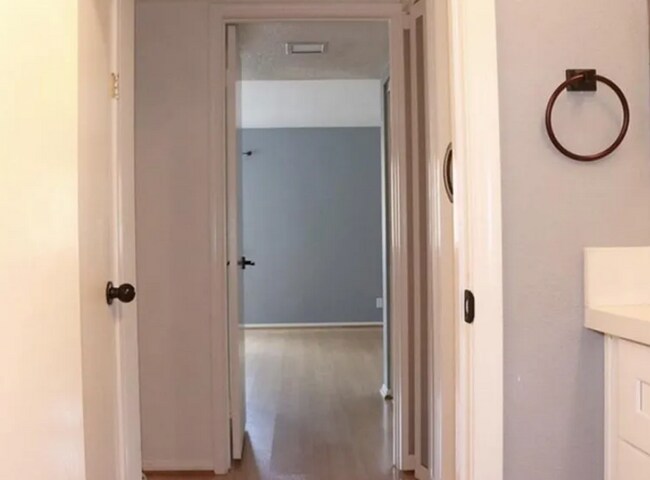 Building Photo - This stunning One-Bedroom 1.5 Bathroom Condo in Laguna Niguel