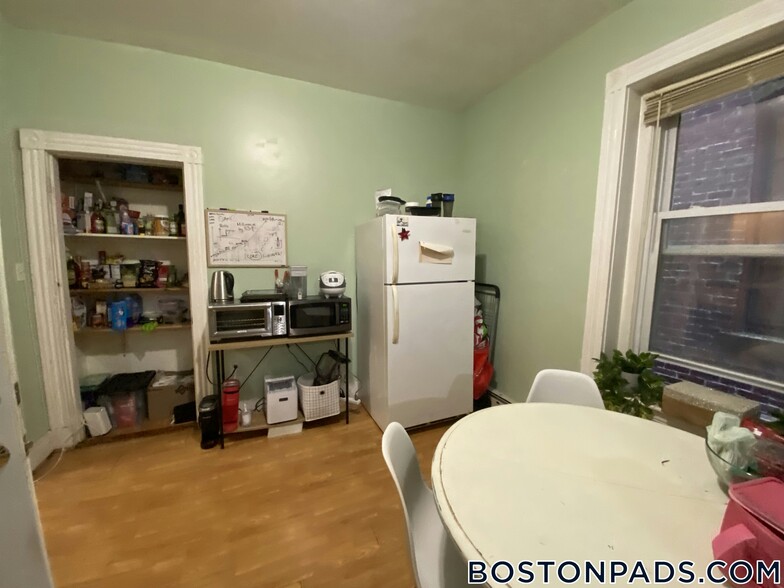 Building Photo - 129 Cedar St