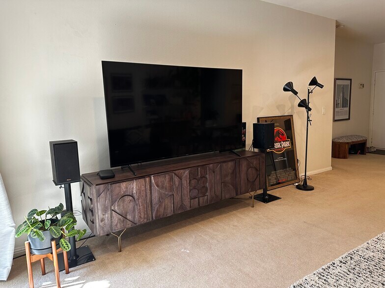 Spacious living room - 10021 Tabor Street