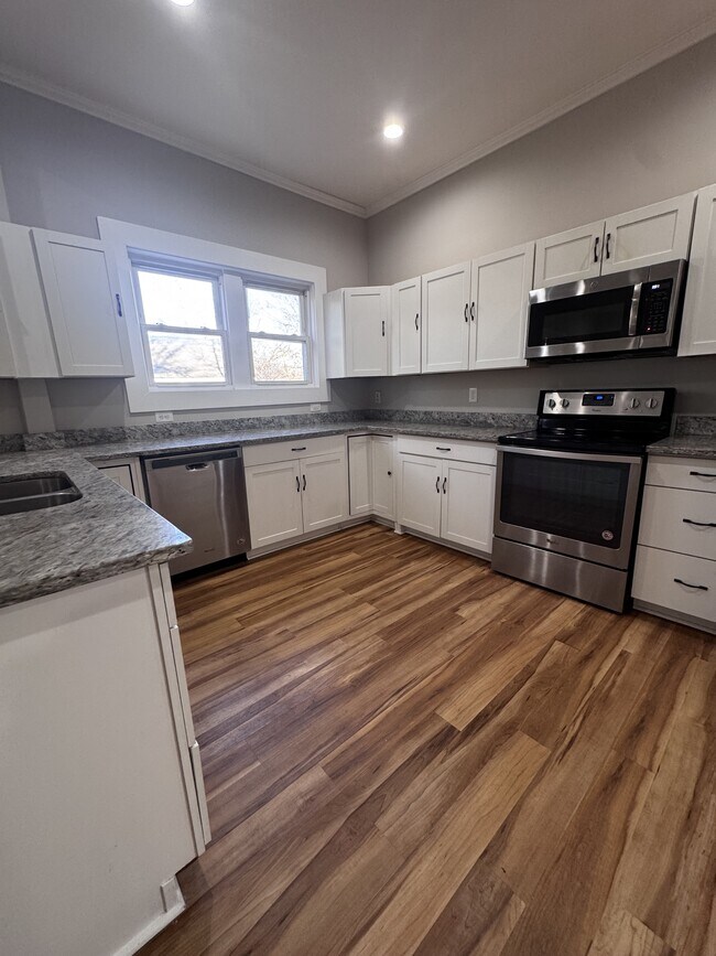 Building Photo - 616 Poplar Ave