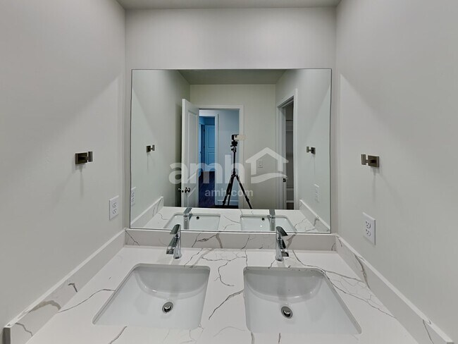 Building Photo - 8958 Wilroy Rd