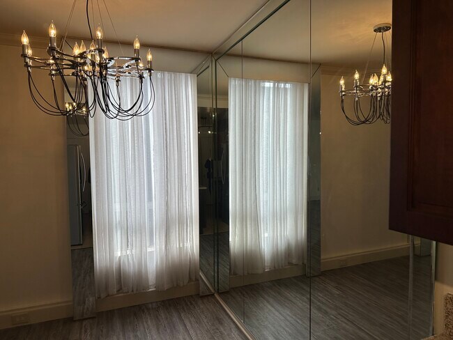 Building Photo - 622 S Barrington Ave