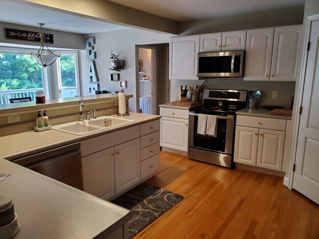 Building Photo - Executive home located near Bellbrook