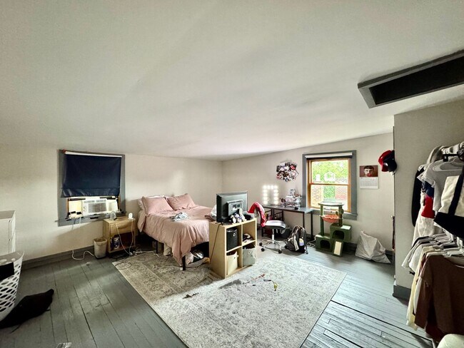 Building Photo - Spacious 4 bed/2 bath on Victor Mins. from...