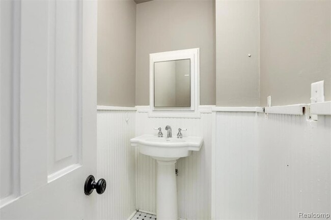 Building Photo - 2900 E Jefferson Ave