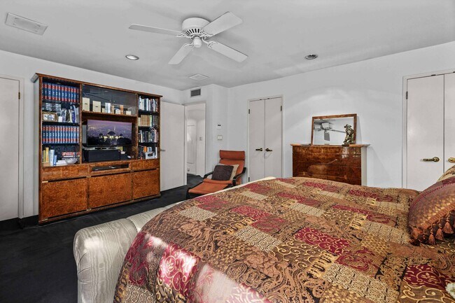 Building Photo - 540 N W Knoll Dr