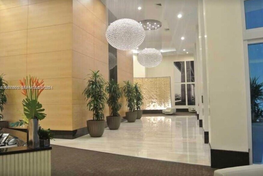 Building Photo - 950 Brickell Bay Dr