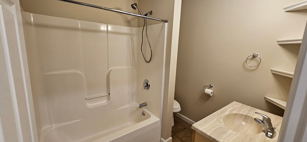 Full Bath - 192 Greystone Dr