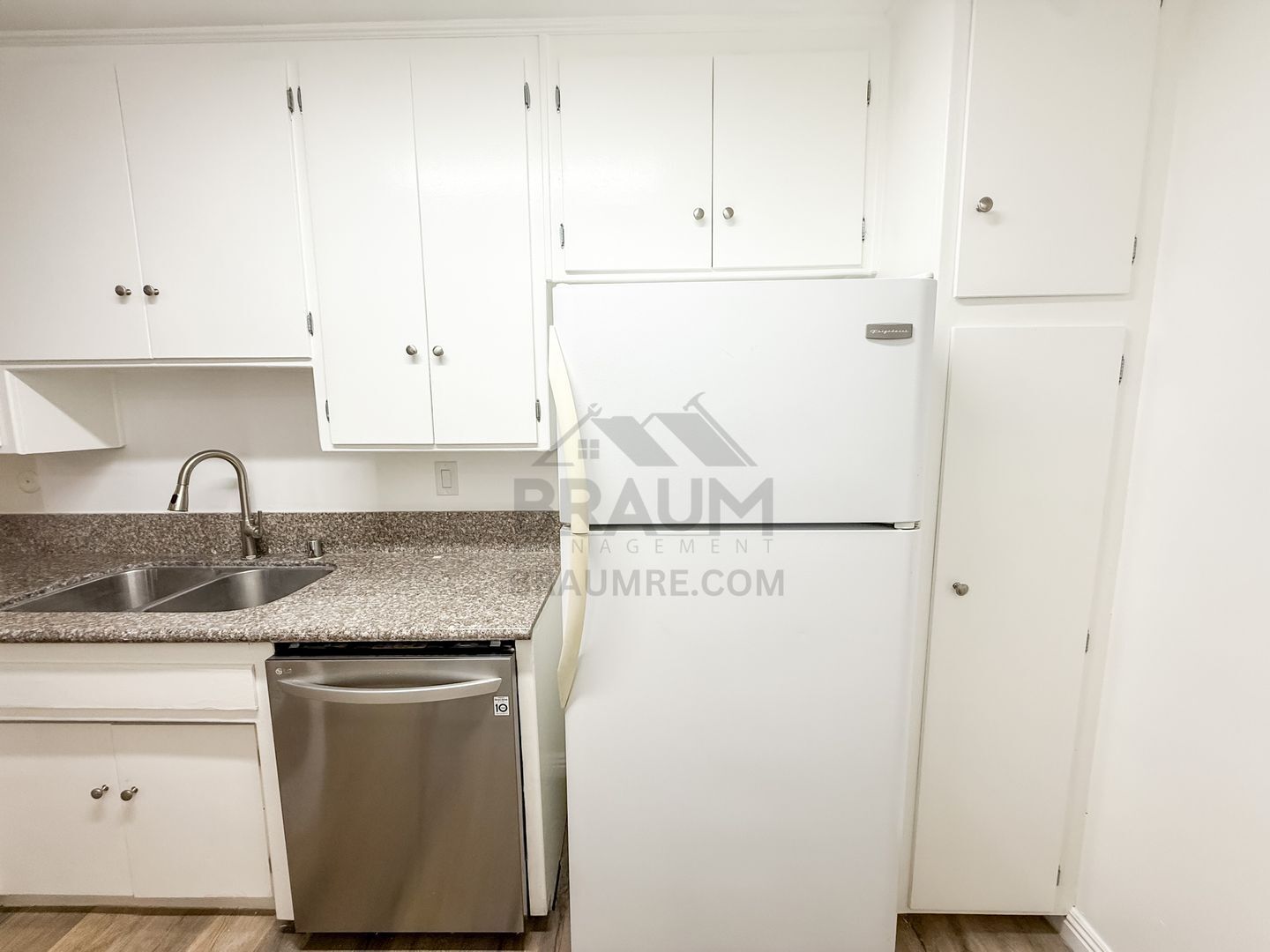 Building Photo - 6039 Whitsett Ave