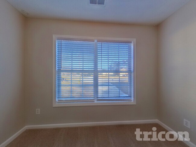 Building Photo - 136 Brookside Way