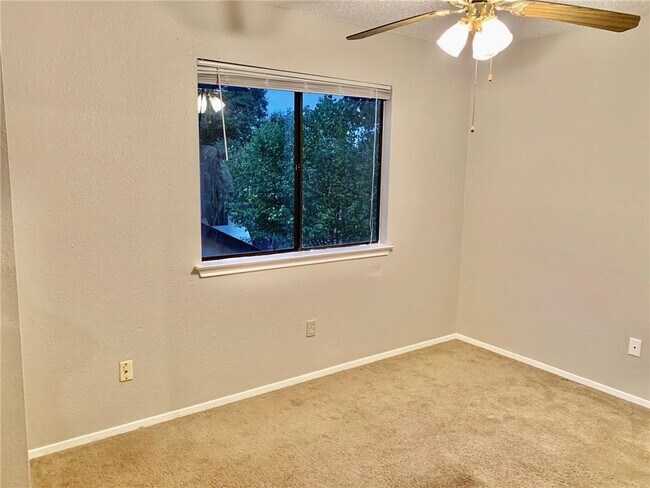 Building Photo - 1707 Honeysuckle Ln