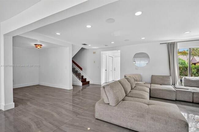 Building Photo - 20424 NE 10th Ct Rd