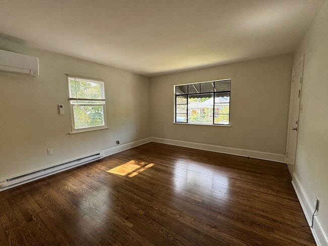 Building Photo - Central AVL - 1/1 Updated Apartment Ready ...