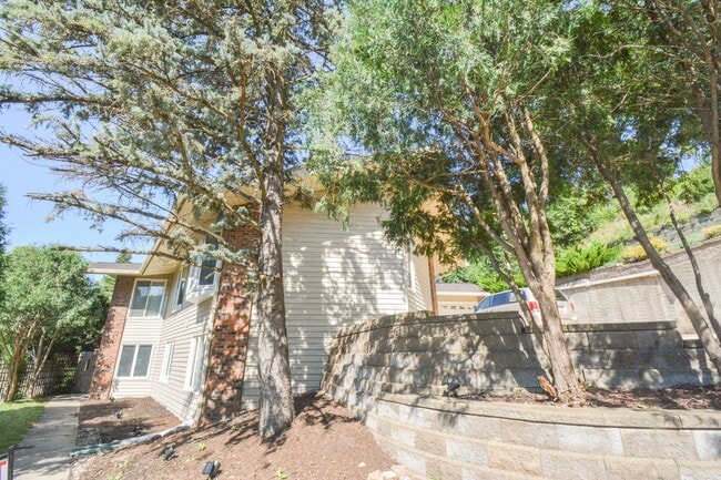 Building Photo - 6 Bed, 3.5 Bath Home for Rent – Retro Char...