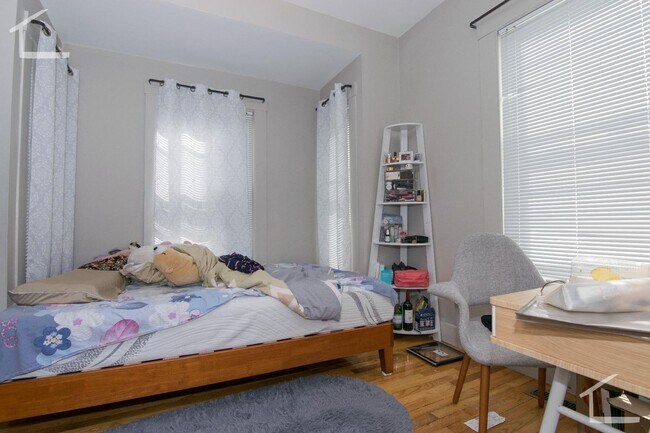 Building Photo - Nicely updated 3 bed in Allston near the Green Line.