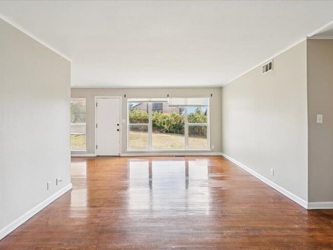 Building Photo - 2607 S Maplewood Ave