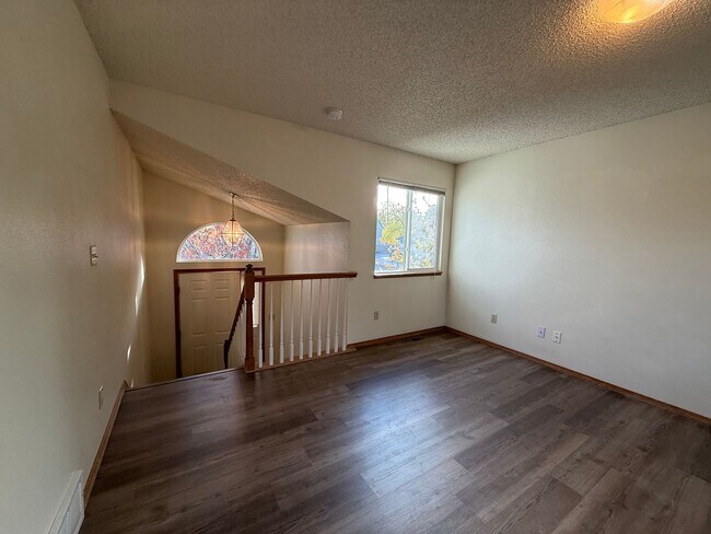 Building Photo - Near Ft Carson, 1342sf Bi-level, 3bd/2ba/2...