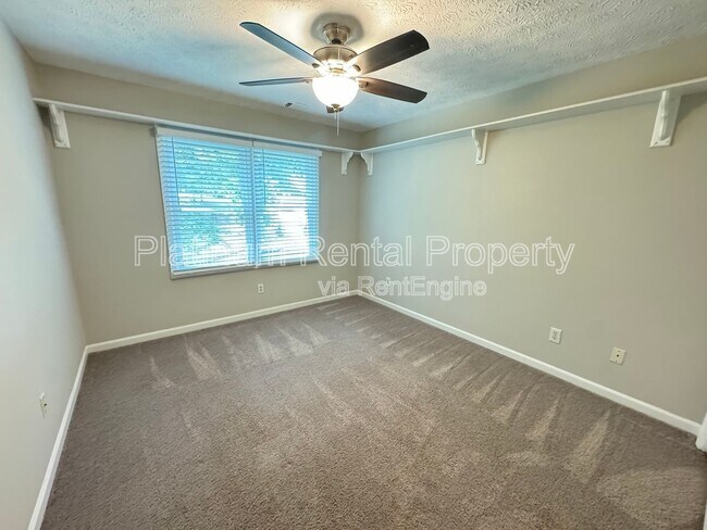 Building Photo - 3025 Lakeside Dr