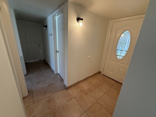 Building Photo - Updated single story located in Modesto!