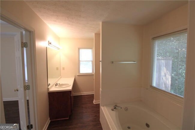 Building Photo - 2320 Ridgedale Dr SW
