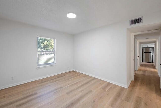 Building Photo - 700 Lyle W Ave