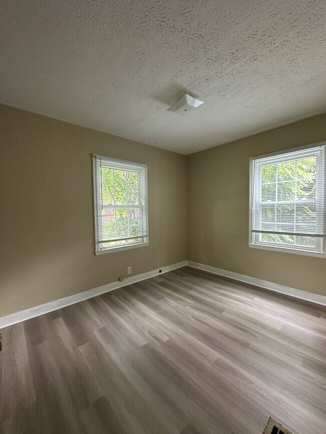 Building Photo - The Off-Campus Sweet Spot: 4 Beds, 2 Baths - Available August 1st!