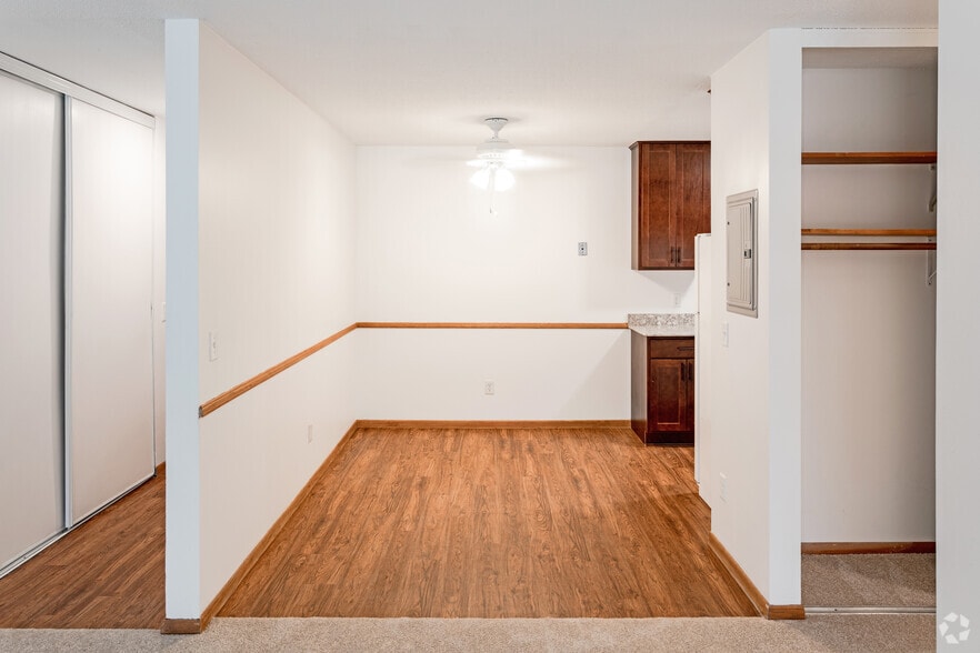 2BR, 1BA - Belgrove Apartments (10100 Minnetonka Blvd.)