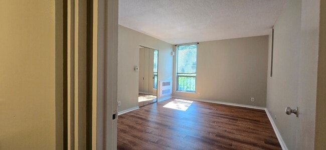 Building Photo - Short walk to Longwood! Steps to T! Large 1 bedroom w/enclosed porch! Garage parking incl.