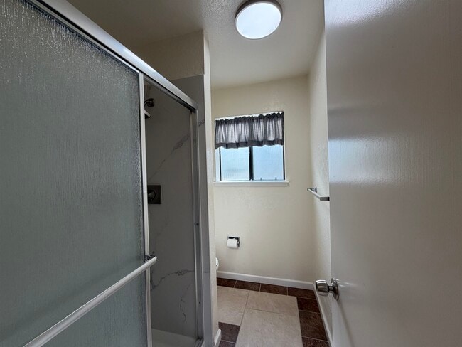 Building Photo - 5143 Oakdale Ct