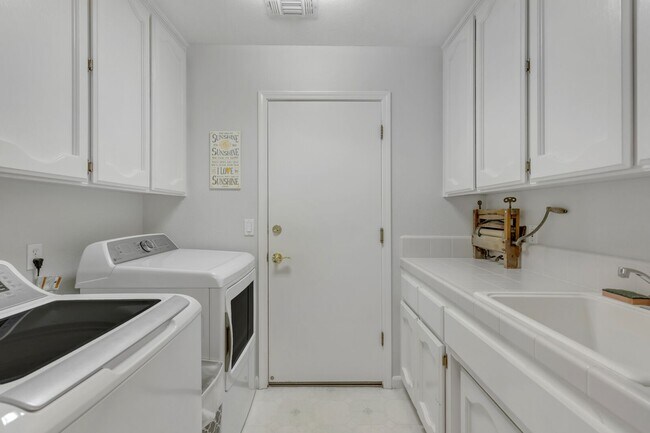 Building Photo - 1856 Ridgeview Dr