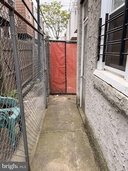 Building Photo - 2049 Snyder Ave