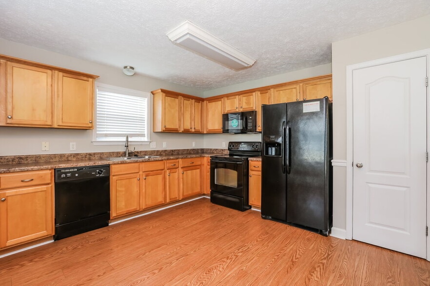 Building Photo - 1620 Beaconcrest Cir
