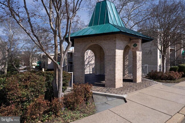 Building Photo - 37 Canterbury Square